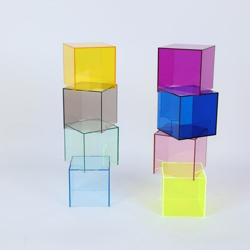 Gjennomsiktig akryl boks med fargerik base for minimalistisk utstilling av favorittgjenstander i hjemmet.