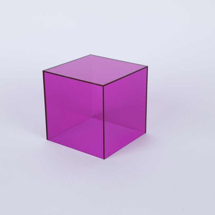 Dekorativ akrylboks i fargerikt design for hjemmeinnredning, minimalistisk stil og praktisk oppbevaring.