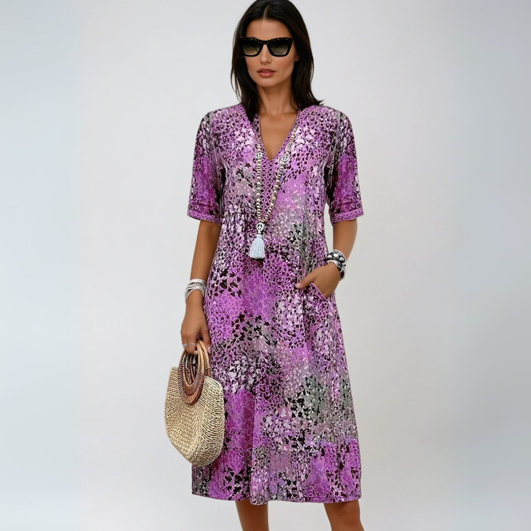Nærbilde av elegant boho midikjole for kvinner med dyp V-hals og løs passform, ideell for sommeren.