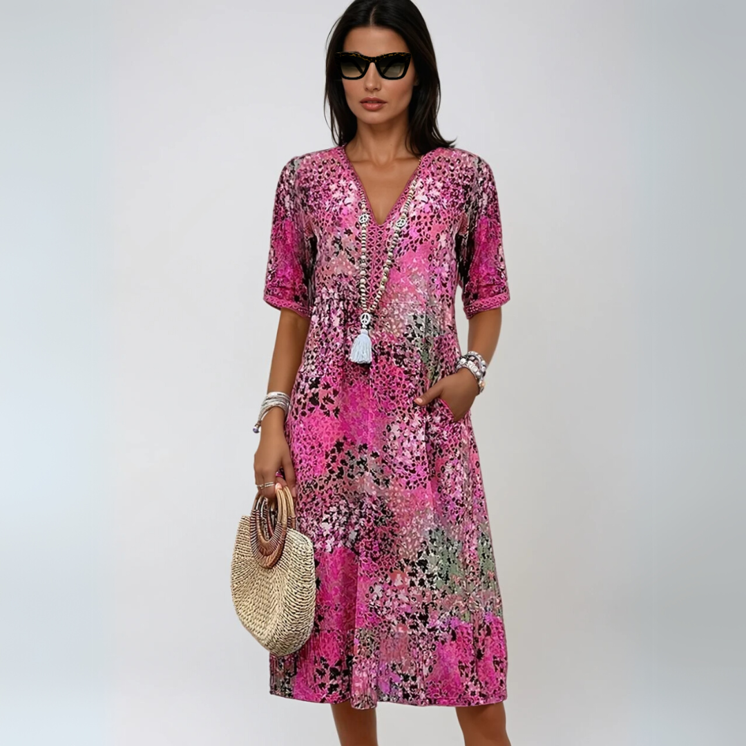 Kvinne i fargerik boho midikjole med løs passform, elegant sommerkjole perfekt som strandkjole.