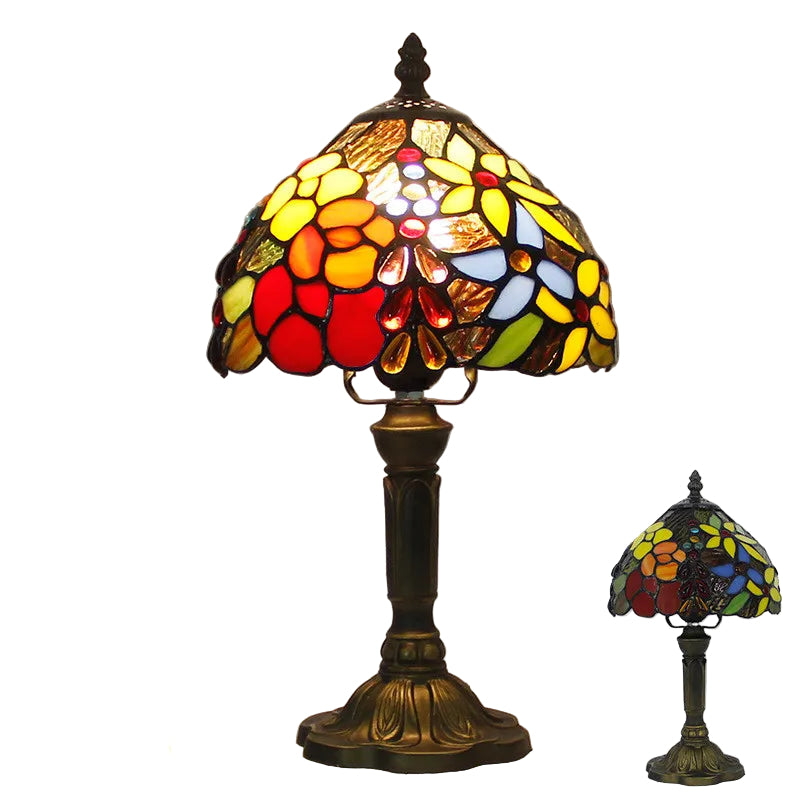 Fargerik bordlampe med Tiffany-stil glass. Fleksibel hals gir justerbart leselys for moderne interiør.