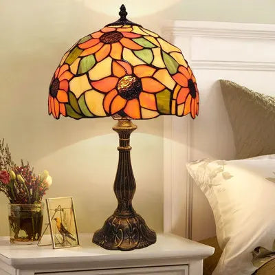Justerbar bordlampe med fargerikt glass og fleksibel hals, flott for lesing og dekorativ belysning.
