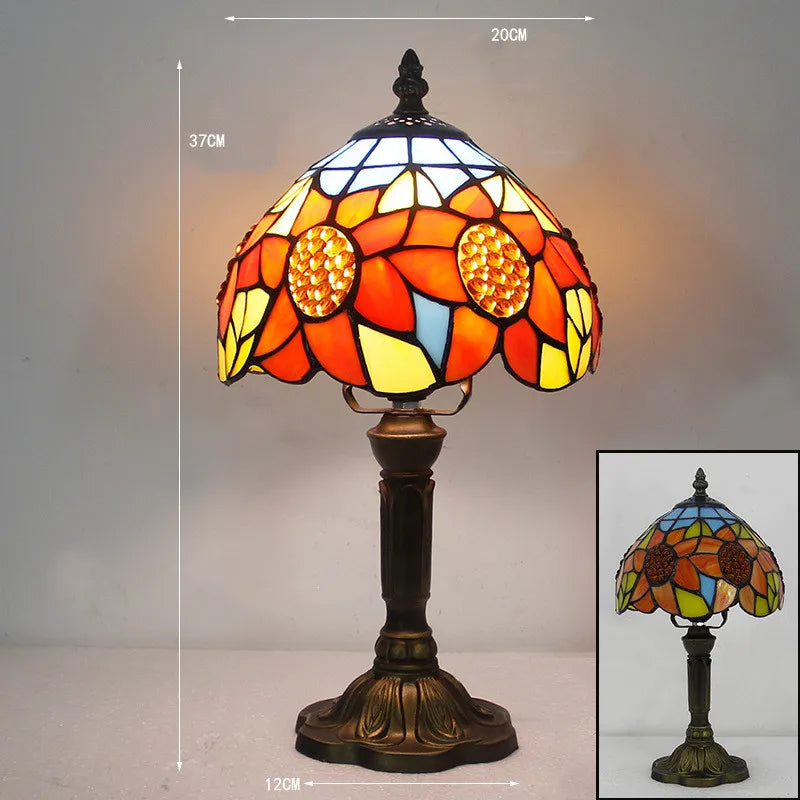 Håndlaget fargerik bordlampe med fleksibel hals, skaper varmt stemningslys i ethvert rom.