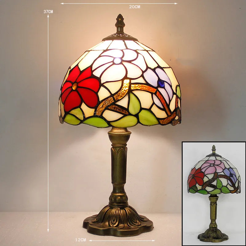 Unik bordlampe med fargerikt Tiffany-design og fleksibel hals, ideell som dekorativ leselampe.