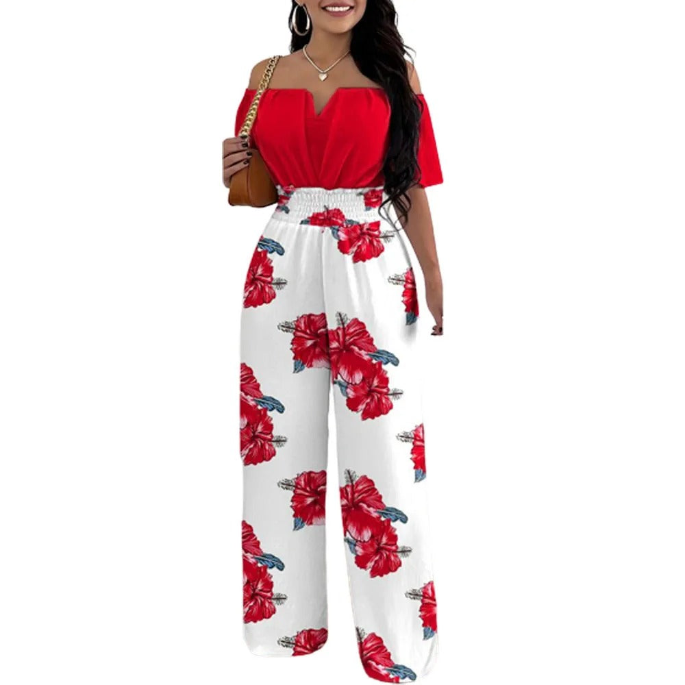 Trendy damejumpsuit med fargerikt trykk, vide ben og smockmidje. Skulderfri for en avslappet sommerlook.