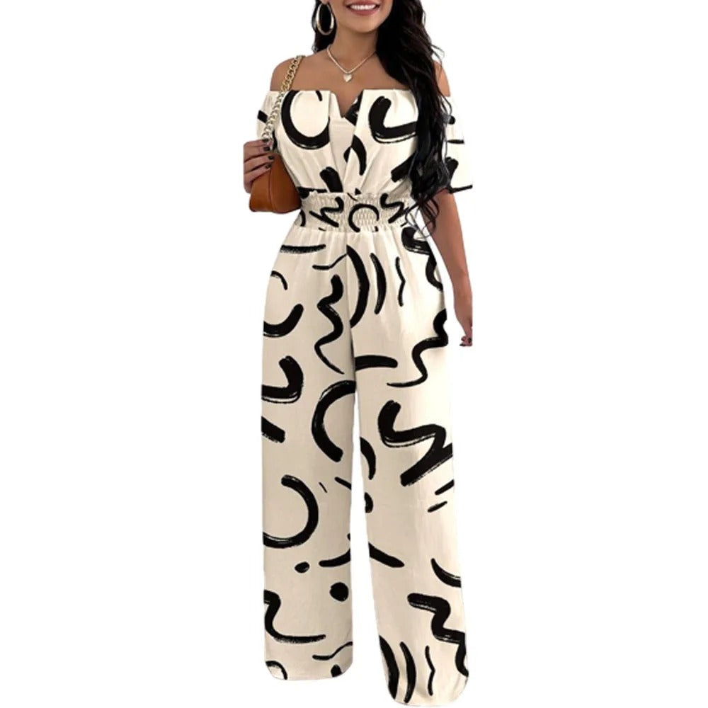 Moteriktig skulderfri damejumpsuit med unikt trykk og smockmidje. Ideell for en chic sommergarderobe.