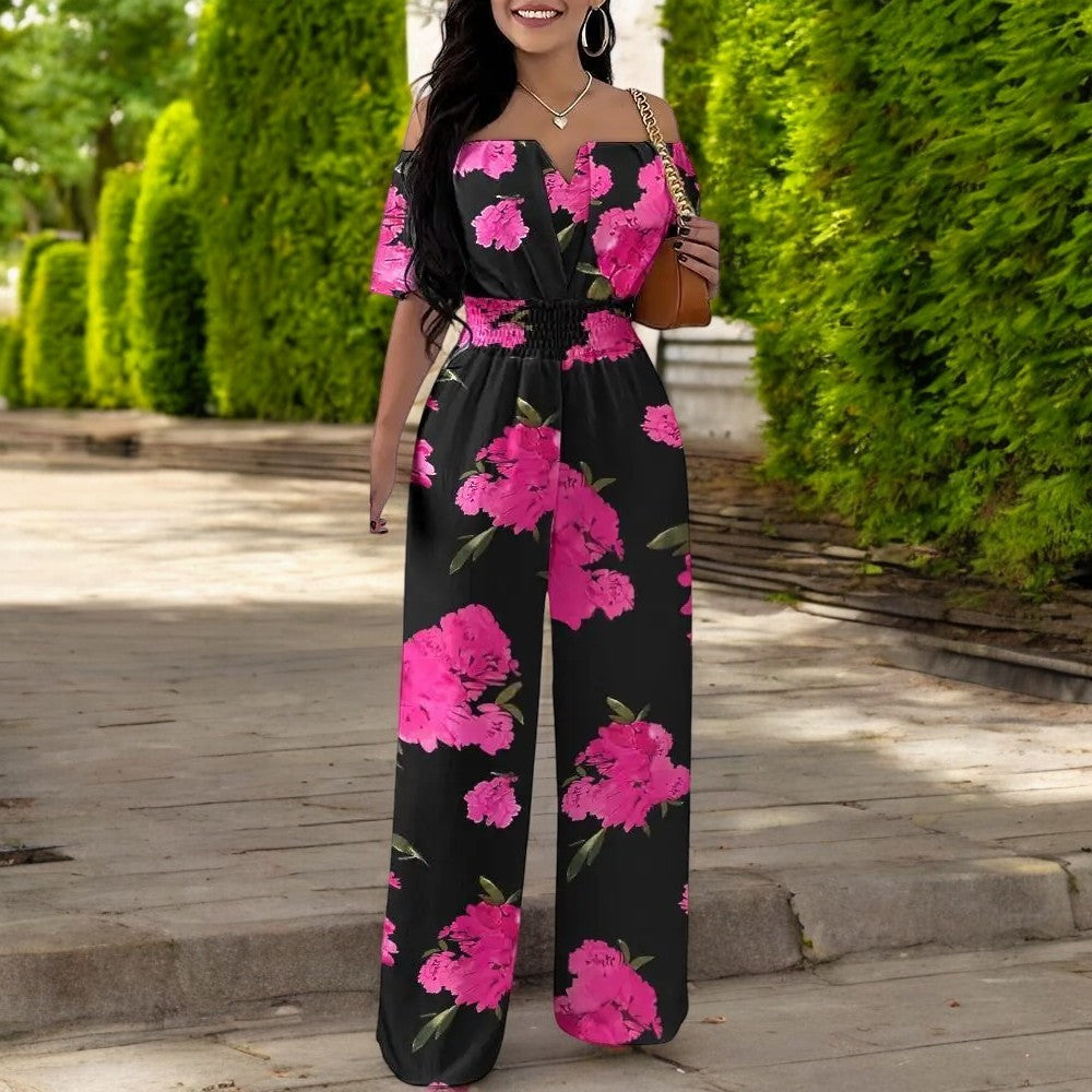 Moderne damejumpsuit med et stilig trykk, skulderfri design og smockmidje, perfekt for en elegant sommerstil.
