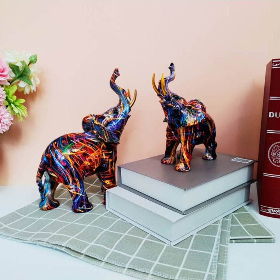 Dekorativ elefantfigur i resin, fargerik graffiti-stil for et lekent interiør.