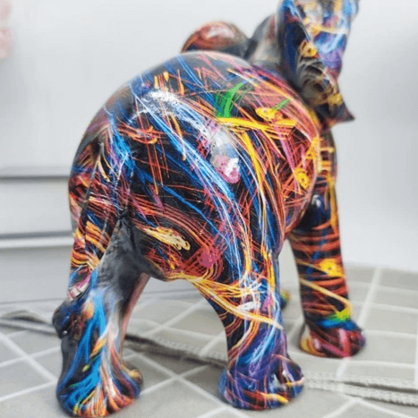 Moderne dyrefigur: Fargerik elefant i abstrakt graffiti stil, laget av resin.