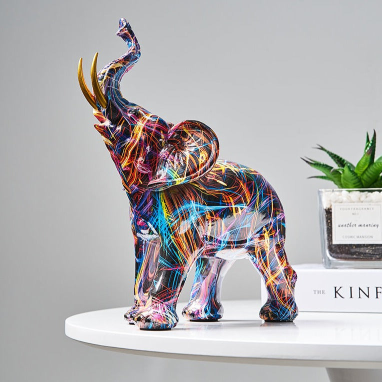 Unik fargerik elefantstatue i resin, med abstrakt graffiti kunst til interiøret.