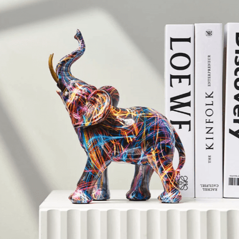 Elefantfigur med graffiti mønster, levende farger og moderne hjemmedekor.