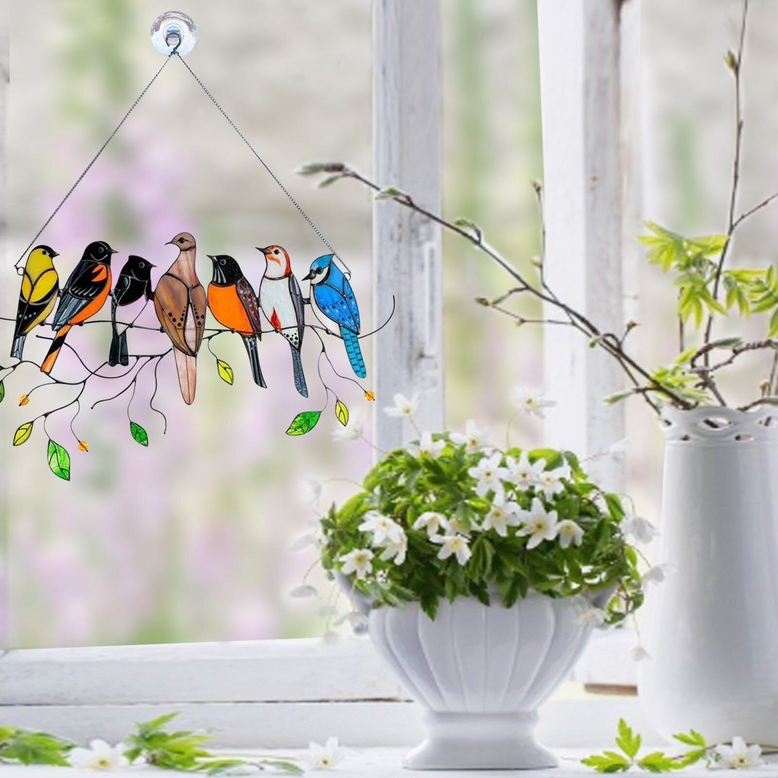Fuglesolfanger i farget glass med fire stiliserte fugler i regnbuefarger; perfekt vindusdekor.