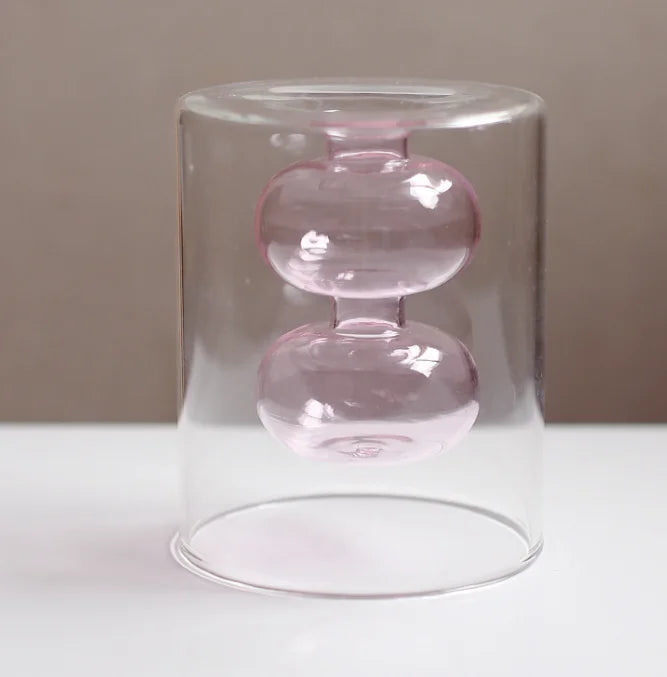 Liten fargerik glassvase, nordisk design. Perfekt for hyller eller borddekorasjon.