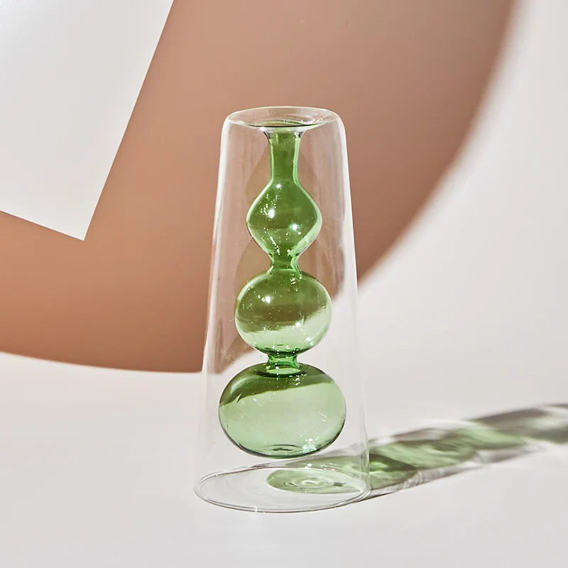 Fargerik glassvase med unikt mønster, skandinavisk stil. Fremhever interiøret.