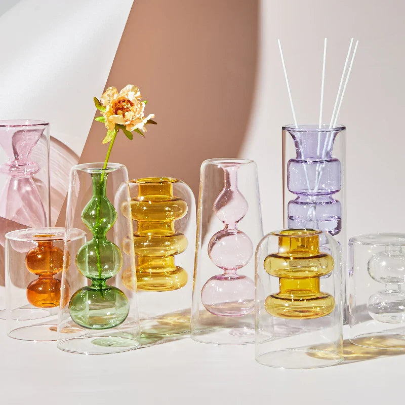 Nordisk fargerik glassvase. Unik dekorasjon som lyser opp stuen og tilfører stil.