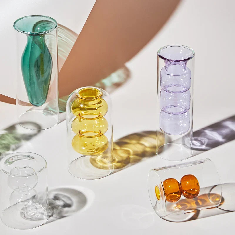 Moderne farget glassvase i skandinavisk stil. Ideell som gave eller kunst til hjemmet.