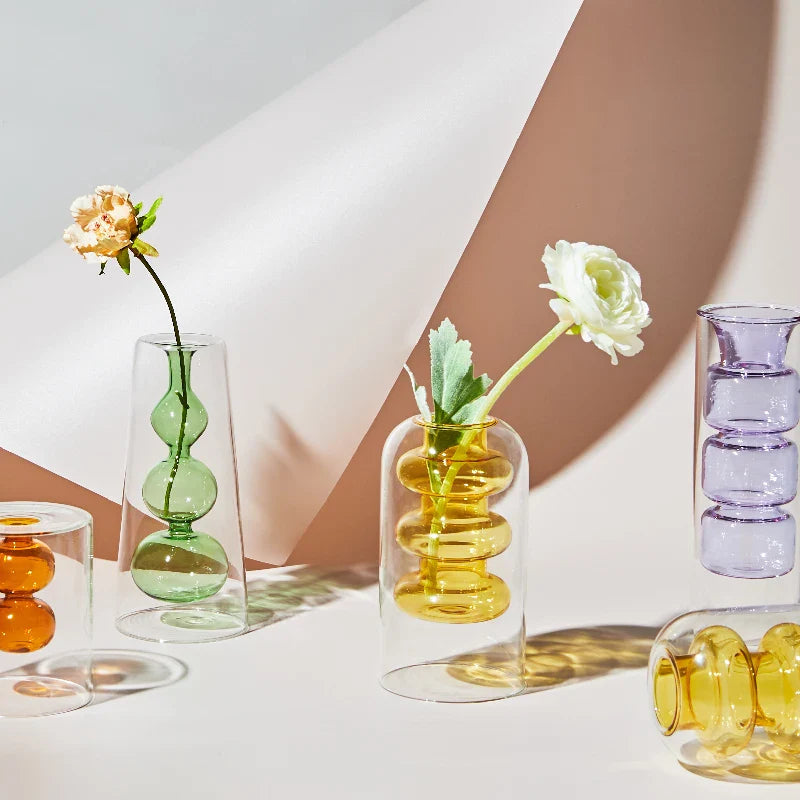 Elegant fargerik glassvase med nordisk design. Vakkert fokuspunkt i ethvert rom.