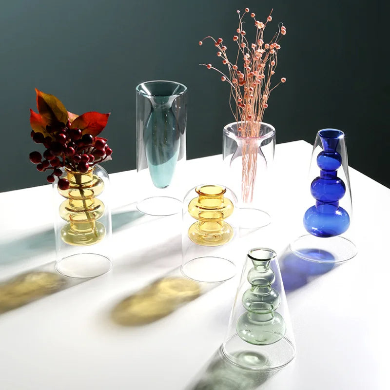 Håndlaget fargerik glassvase, skandinavisk inspirert. Flott for interiørdekorasjon.