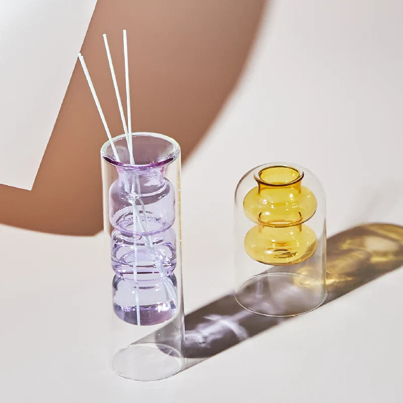 Minimalistisk farget glassvase, skandinavisk stil. Tilfører farge og eleganse til hjemmet.