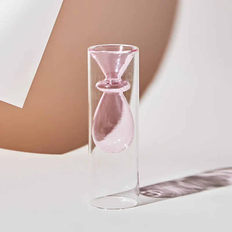Abstrakt fargerik glassvase, skandinavisk kunstverk. Vakker dekorasjon til stuen.