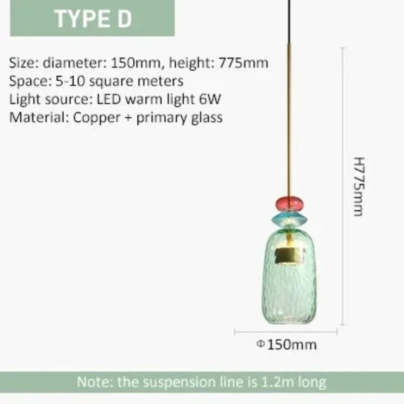 Unik fargerik glass hengelampe. Moderne LED taklampe som skaper livlig stemning i rommet.