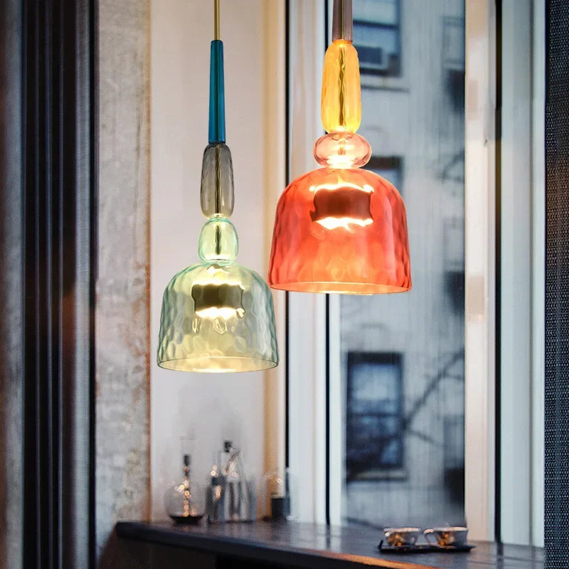 Levende farget glass pendellampe. Unikt design gir moderne LED-belysning til hjemmet.