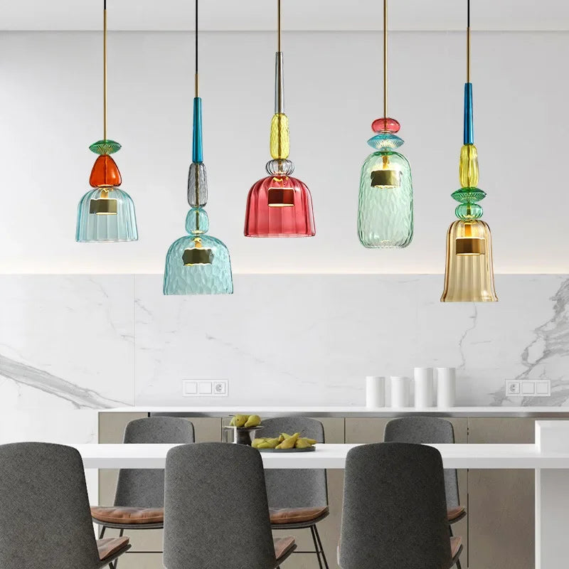 Stilig fargerik glass taklampe. Modernelys for hjemmedekor i spisestue eller kafé.