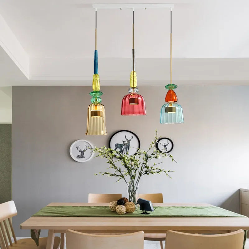 Moderne hengelampe i fargerikt glassdesign. Allsidig LED-belysning for stue, kjøkken.