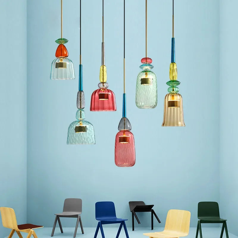 Dekorativ farget glasslampe. Gir moderne LED-belysning og stil til ditt interiør.