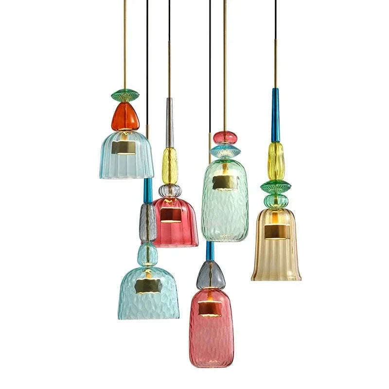 Iøynefallende fargerik glass hengelampe. Moderne taklampe som løfter hjemmedekoren.