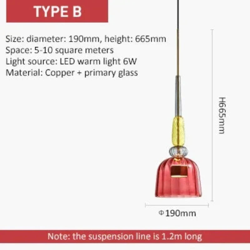 Fargerik pendellampe til spisestuen. Moderne glassdesign som elegant taklampe.