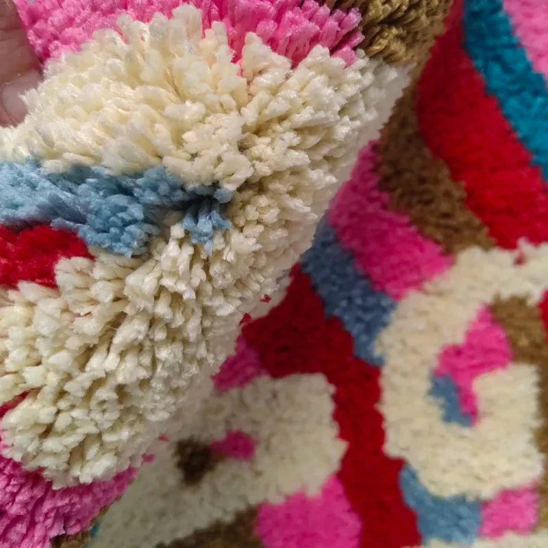 Antiskli regnbue badematte i rosa og flerfarget design. Mykt og vannabsorberende baderomsinteriør for hjemmedekor.