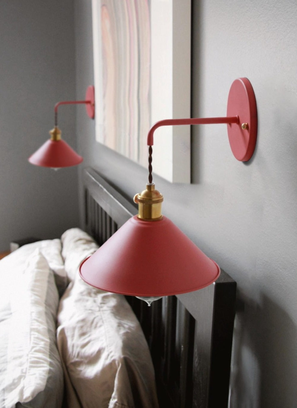 Fargerik vegglampe med et hint av vintage. Ideell for å lyse opp stue, soverom og kontor.