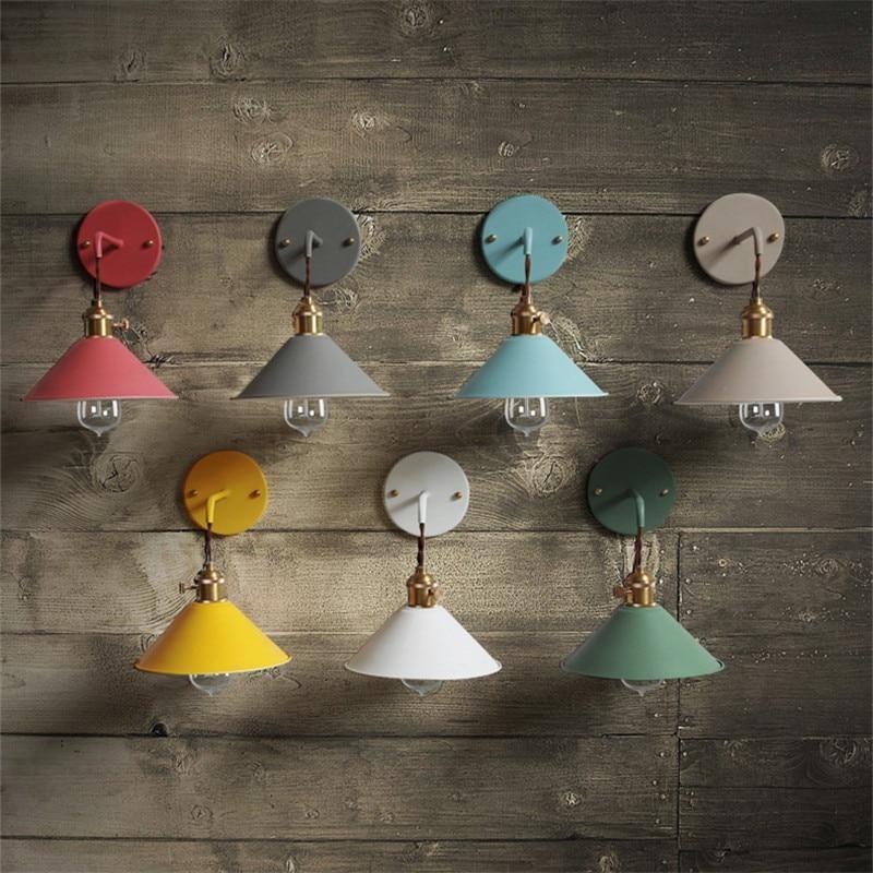 Vintage-inspirert fargerik vegglampe i metall. Ideell for dekorativ belysning i hjemmet.