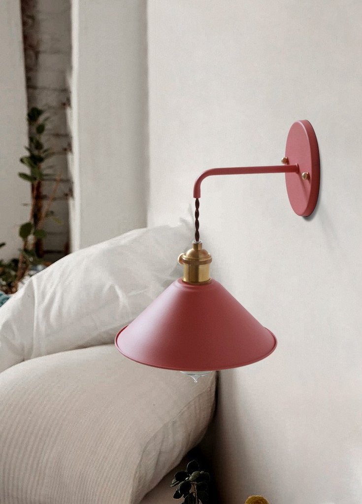 Vegglampe med fargerike detaljer i retro design. Justerbar belysning for stue og soverom.