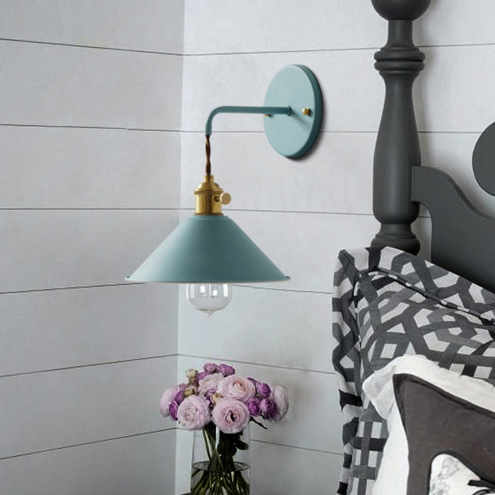 Unik fargerik vegglampe i vintage design. En trendy belysningsarmatur for ditt interiør.