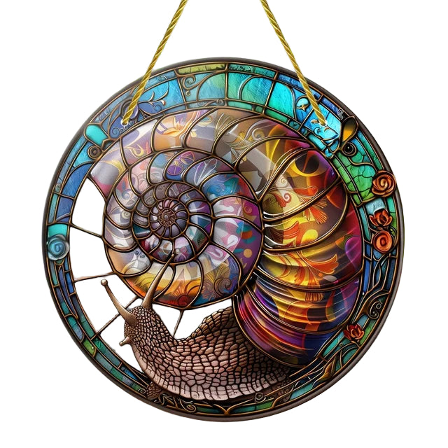 Fargerik solfanger i snegledesign. Glasskunst for hagepynt eller vindusdekorasjon, gir glitrende lysspill.
