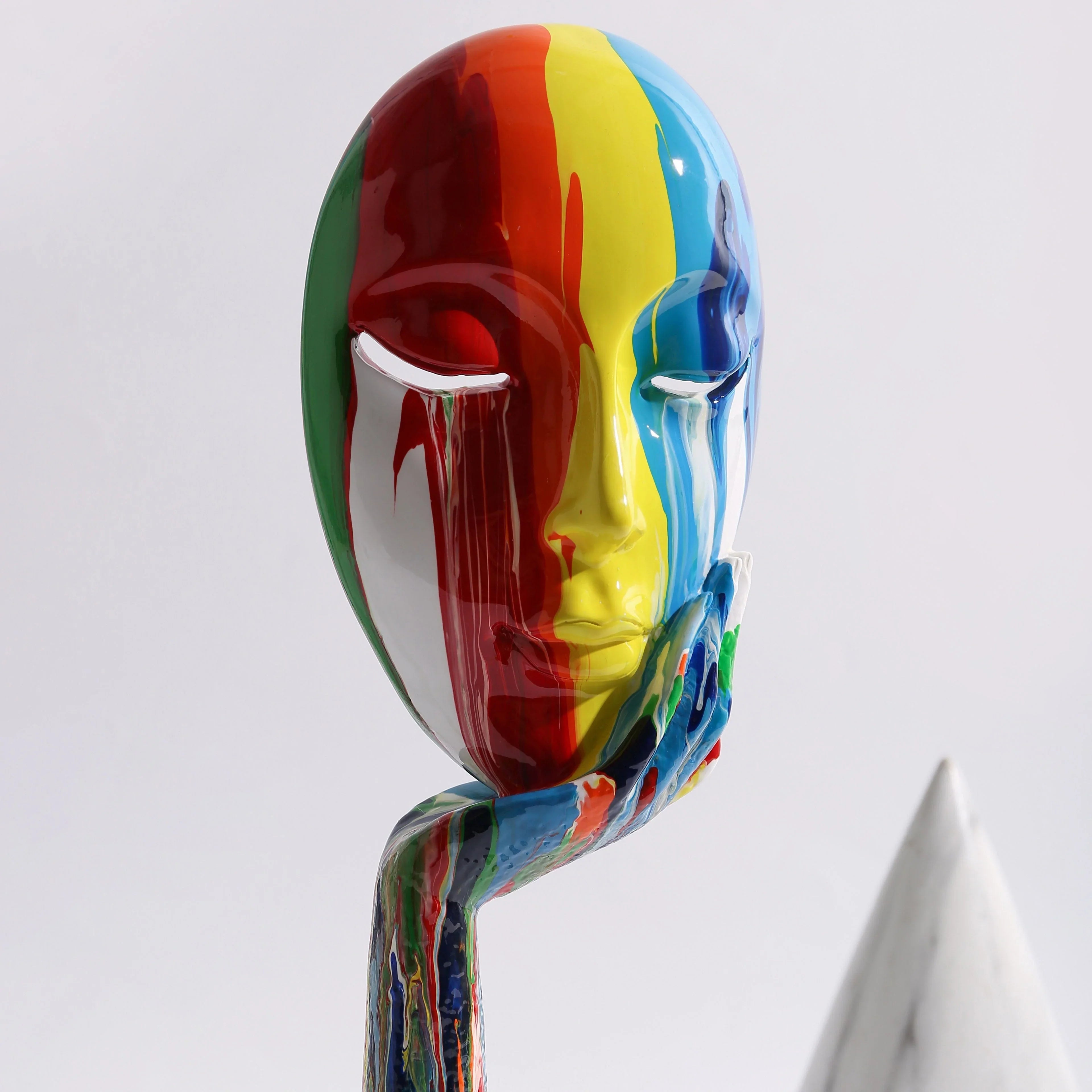 Abstrakt, fargerik kunstmaske med kvinnelige trekk. Unik veggdekor som gir rommet et kunstnerisk uttrykk.
