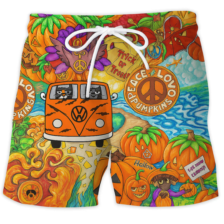 Mann iført stilige herre graffiti shorts. Justerbar passform og komfort for sommerens badetøy.