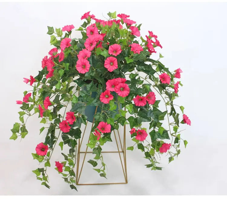 Flere fargerike kunstige morgenherlighet silkeblomster i en vase, flott for hjemmeinnredning og dekor.