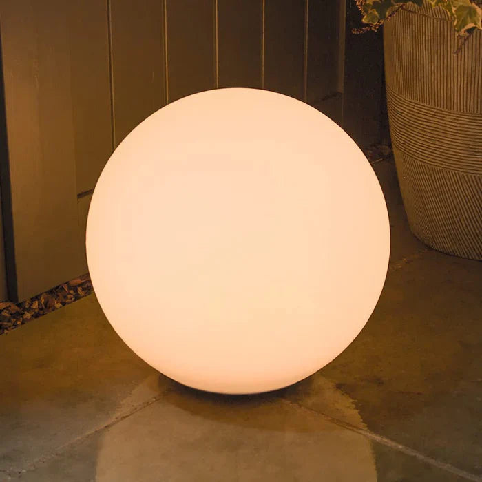 Nærbilde av et glødende kulelys som skifter farge. Viser den jevne, moderne LED-lysteknologien.