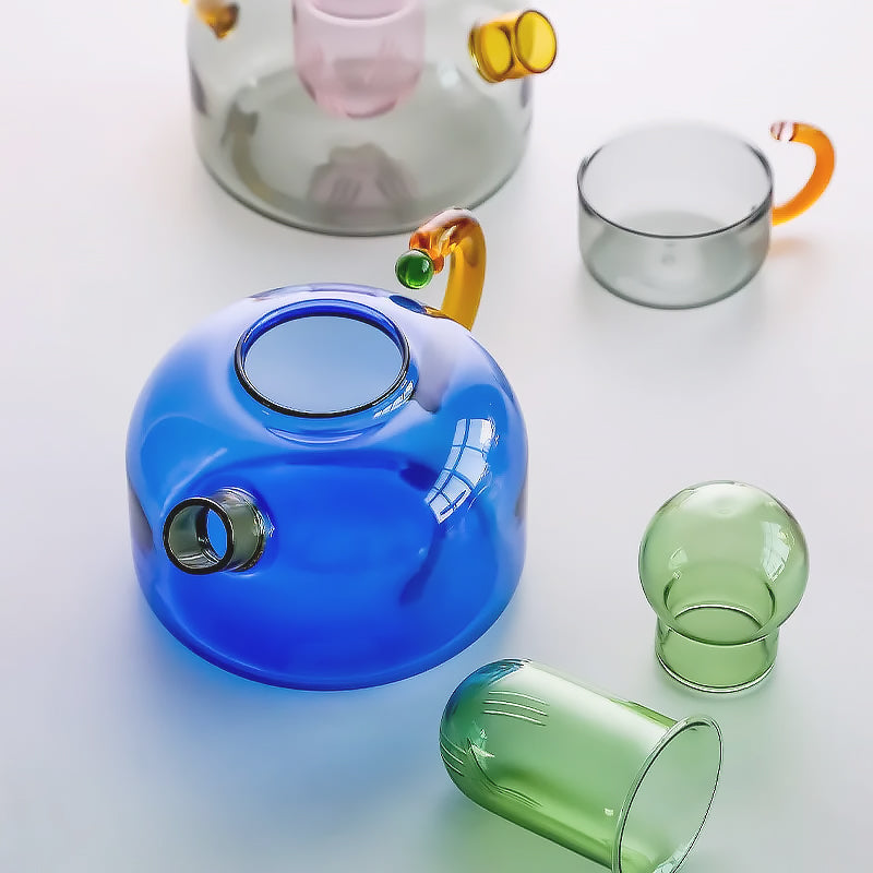 Elegant te-sett med fargerike kopper og tekanne. Perfekt for en stilfull tedrikkeopplevelse hjemme.