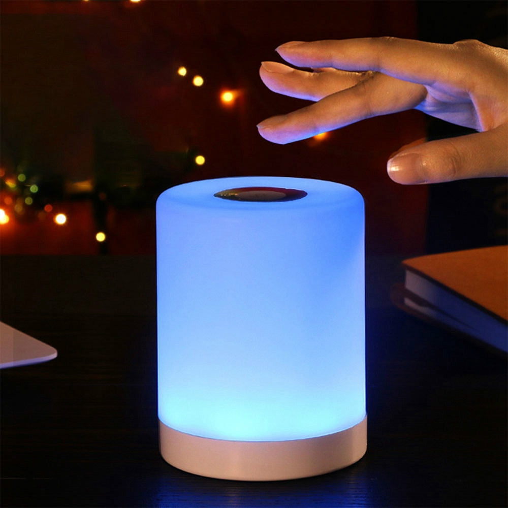Fargeskiftende LED nattlampe viser myke farger. Berøringssensor og dimming gir perfekt stemningslys til hjemmet.