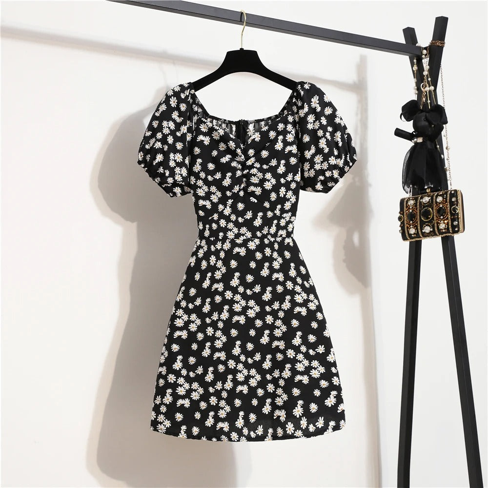 Elegant blomstret minikjole med puffermer, ideell som festkjole for kvinner.
