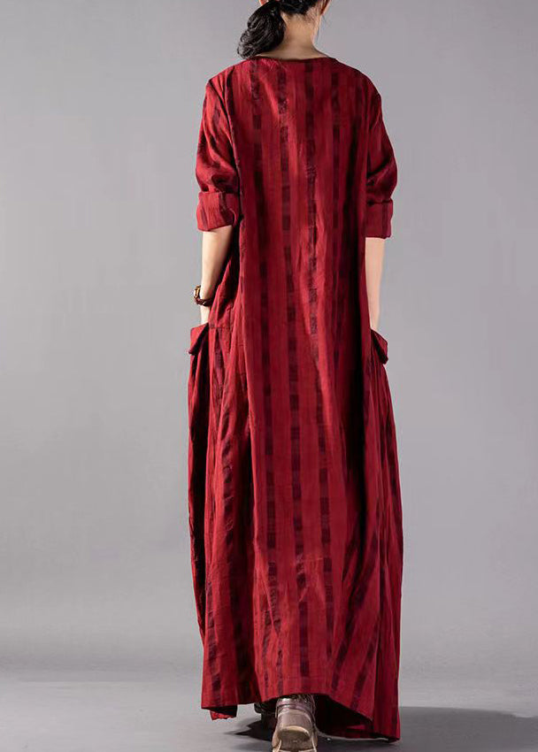 Elegant langermet damekjole med rynket design og praktiske lommer, ideell som casual kjole.