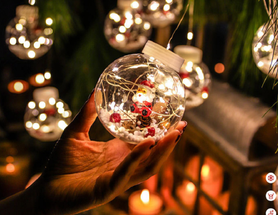 Kuleformede LED-julelys plassert utendørs, lyser opp hagen med varmhvit belysning for en koselig jul.