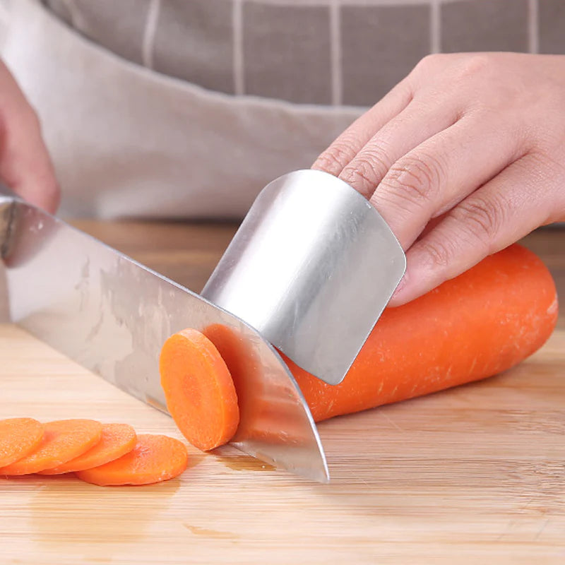 Rustfritt stål fingervakt. Beskytter kokkens fingre effektivt ved bruk av kniv og grønnsakskutter.