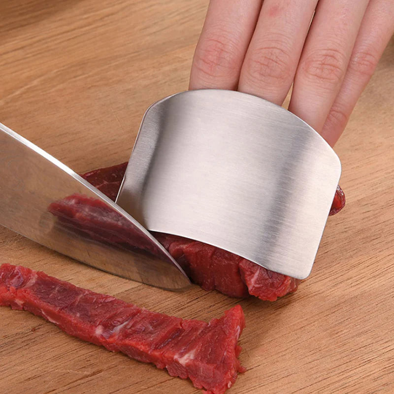 Hold fingrene trygge! Ergonomisk fingervakt i rustfritt stål gjør grønnsakskutting enklere og sikrere.