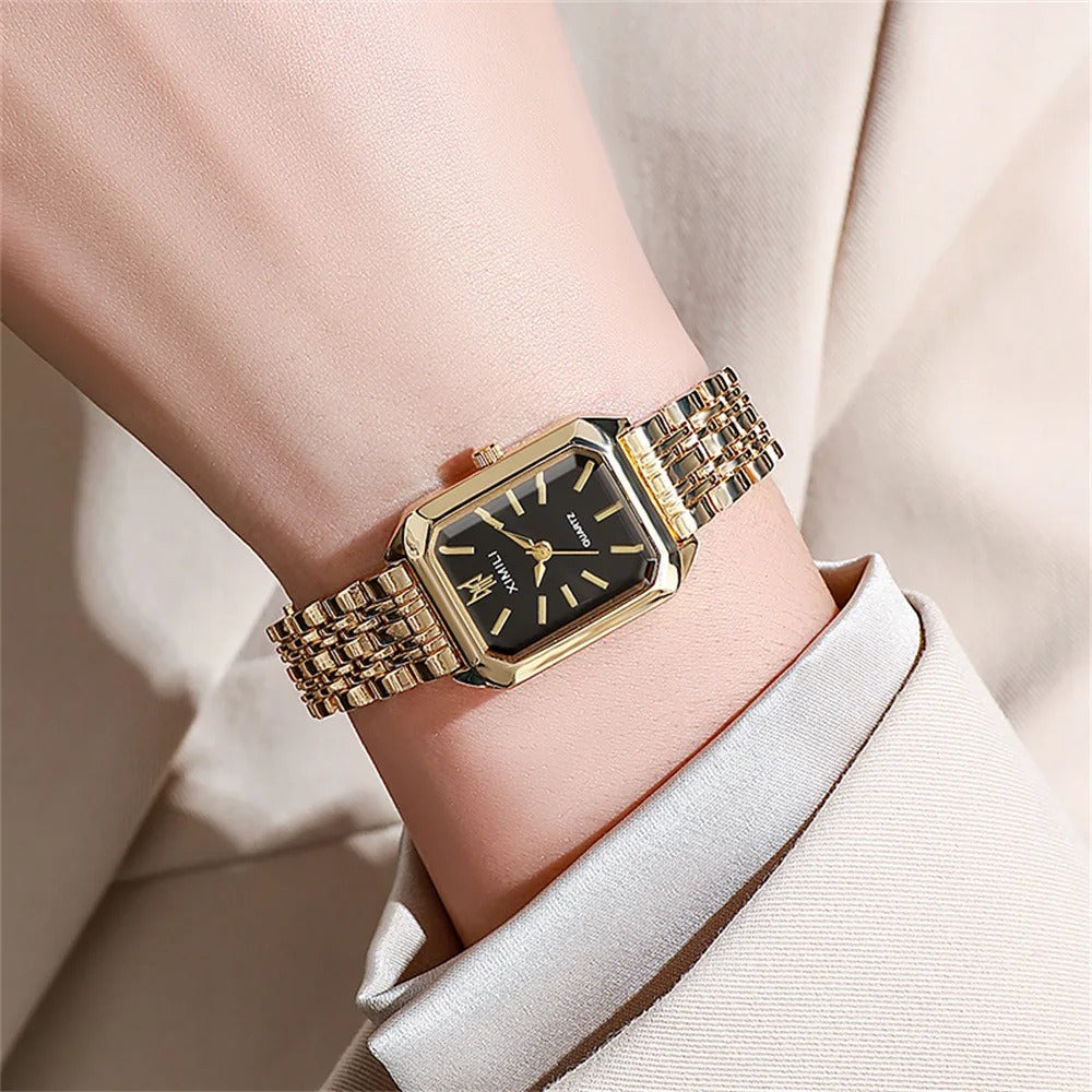 Elegant firkantet armbåndsur for dame, tilgjengelig i skinnende gull eller sølv.