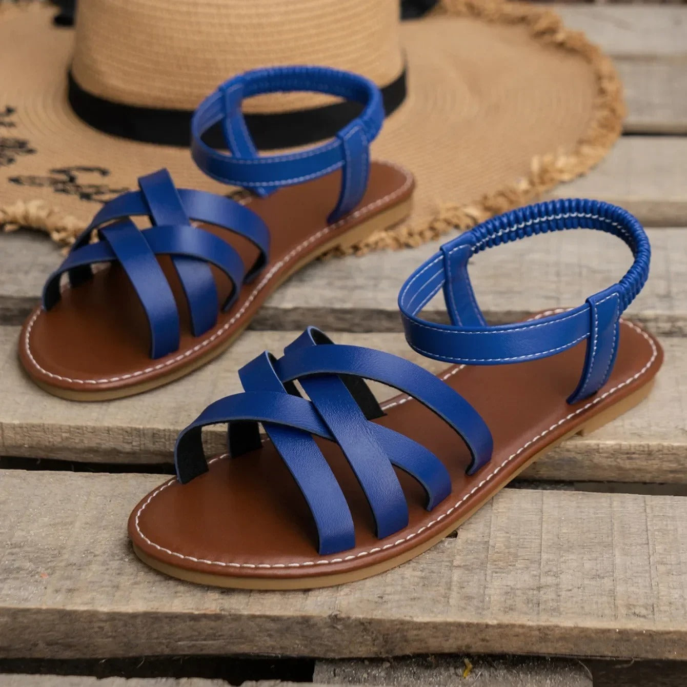 Elegant flat sandal for damer, med elastisk passform og åpen tå design for sommer.
